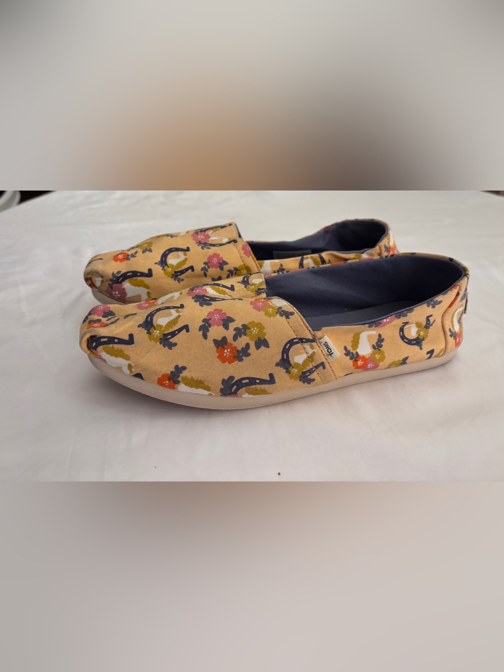 TOMS Mustard Canvas Slip-Ons with Navy Horseshoe & Floral Print Women’s Size 9 - Picture 2 of 9